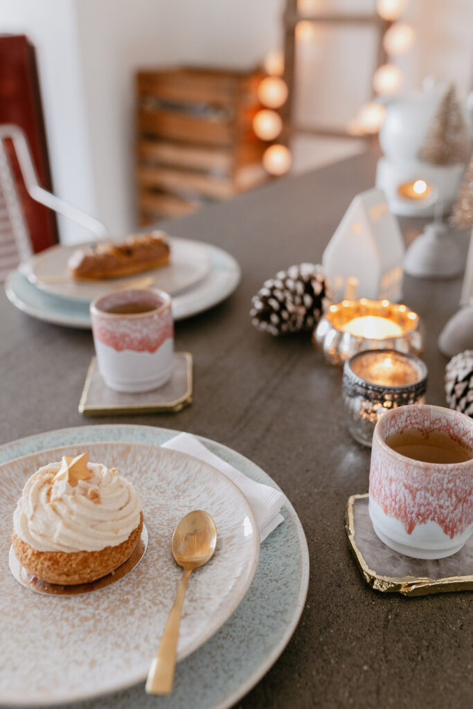 Wisst ihr, was ich in der Weihnachtszeit besonders liebe? Die beste Freundin zum Adventskaffee einladen. Meinen weihnachtlich gedeckten Tisch für das Coffee Date samt Macarons, Törtchen und dem hübschen Keramik Geschirr von Motel a Miio zeige ich euch auf www.piecesofmariposa.com. Außerdem könnt ihr auch etwas Tolles gewinnen!