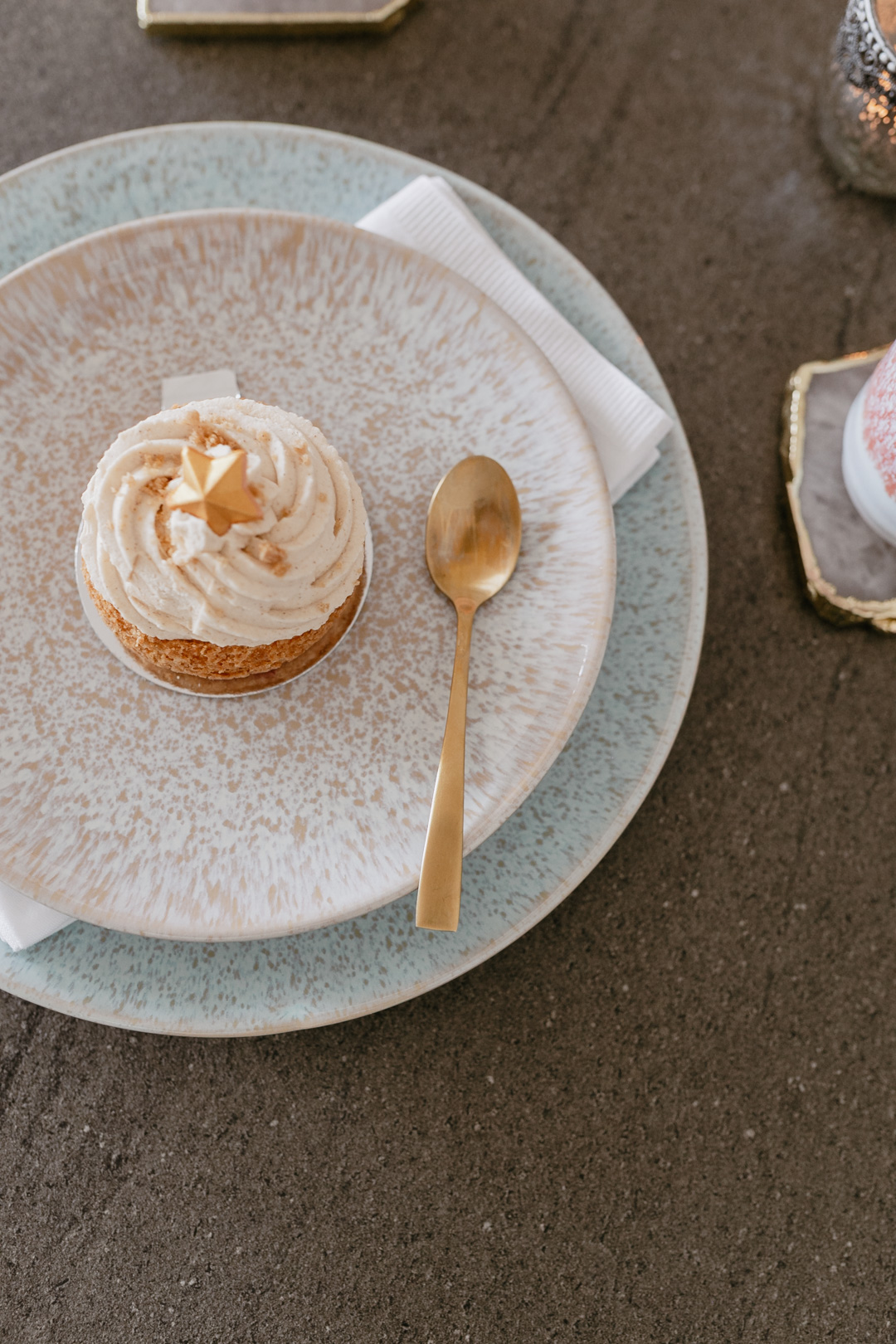 Wisst ihr, was ich in der Weihnachtszeit besonders liebe? Die beste Freundin zum Adventskaffee einladen. Meinen weihnachtlich gedeckten Tisch für das Coffee Date samt Macarons, Törtchen und dem hübschen Keramik Geschirr von Motel a Miio zeige ich euch auf www.piecesofmariposa.com. Außerdem könnt ihr auch etwas Tolles gewinnen!