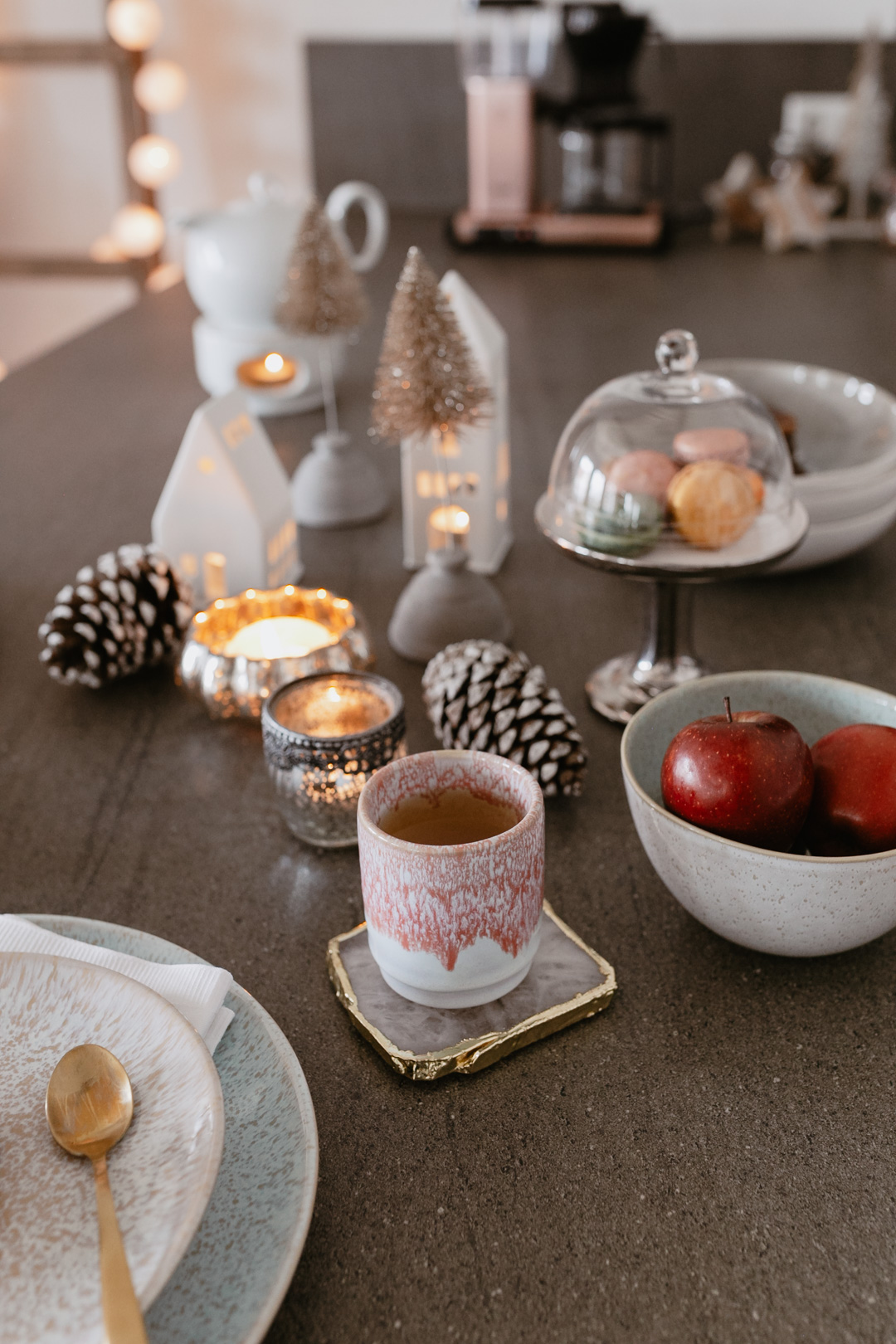 Wisst ihr, was ich in der Weihnachtszeit besonders liebe? Die beste Freundin zum Adventskaffee einladen. Meinen weihnachtlich gedeckten Tisch für das Coffee Date samt Macarons, Törtchen und dem hübschen Keramik Geschirr von Motel a Miio zeige ich euch auf www.piecesofmariposa.com. Außerdem könnt ihr auch etwas Tolles gewinnen!