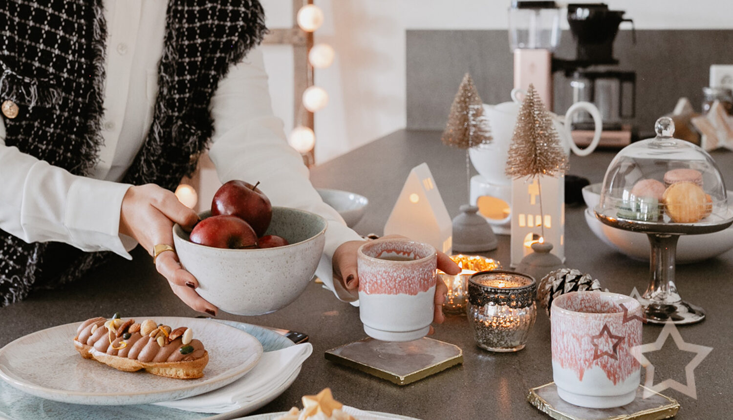 Wisst ihr, was ich in der Weihnachtszeit besonders liebe? Die beste Freundin zum Adventskaffee einladen. Meinen weihnachtlich gedeckten Tisch für das Coffee Date samt Macarons, Törtchen und dem hübschen Keramik Geschirr von Motel a Miio zeige ich euch auf www.piecesofmariposa.com. Außerdem könnt ihr auch etwas Tolles gewinnen!