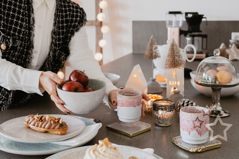 Wisst ihr, was ich in der Weihnachtszeit besonders liebe? Die beste Freundin zum Adventskaffee einladen. Meinen weihnachtlich gedeckten Tisch für das Coffee Date samt Macarons, Törtchen und dem hübschen Keramik Geschirr von Motel a Miio zeige ich euch auf www.piecesofmariposa.com. Außerdem könnt ihr auch etwas Tolles gewinnen!