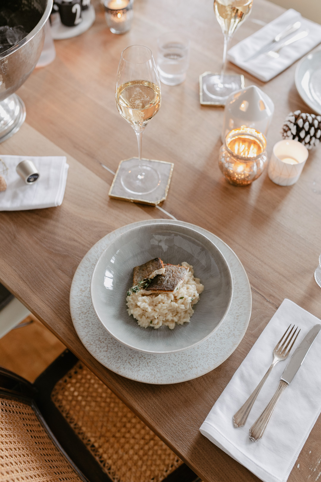 Seid ihr noch auf der Suche nach einer Essensidee für Weihnachten? Wir wäre es z.B. mit einem Thymian Risotto mit gebratener Forelle? Begleitet wird das Menü von einem Glas Nicolas Feuillatte Champagner, denn die Franzosen machen es uns vor & trinken den Schaumwein nicht nur als Aperitiv, sondern als prickelnde Essensbegleitung. Mehr dazu und das Rezept für das Risotto mit Forelle findet ihr auf www.piecesofmariposa.com.