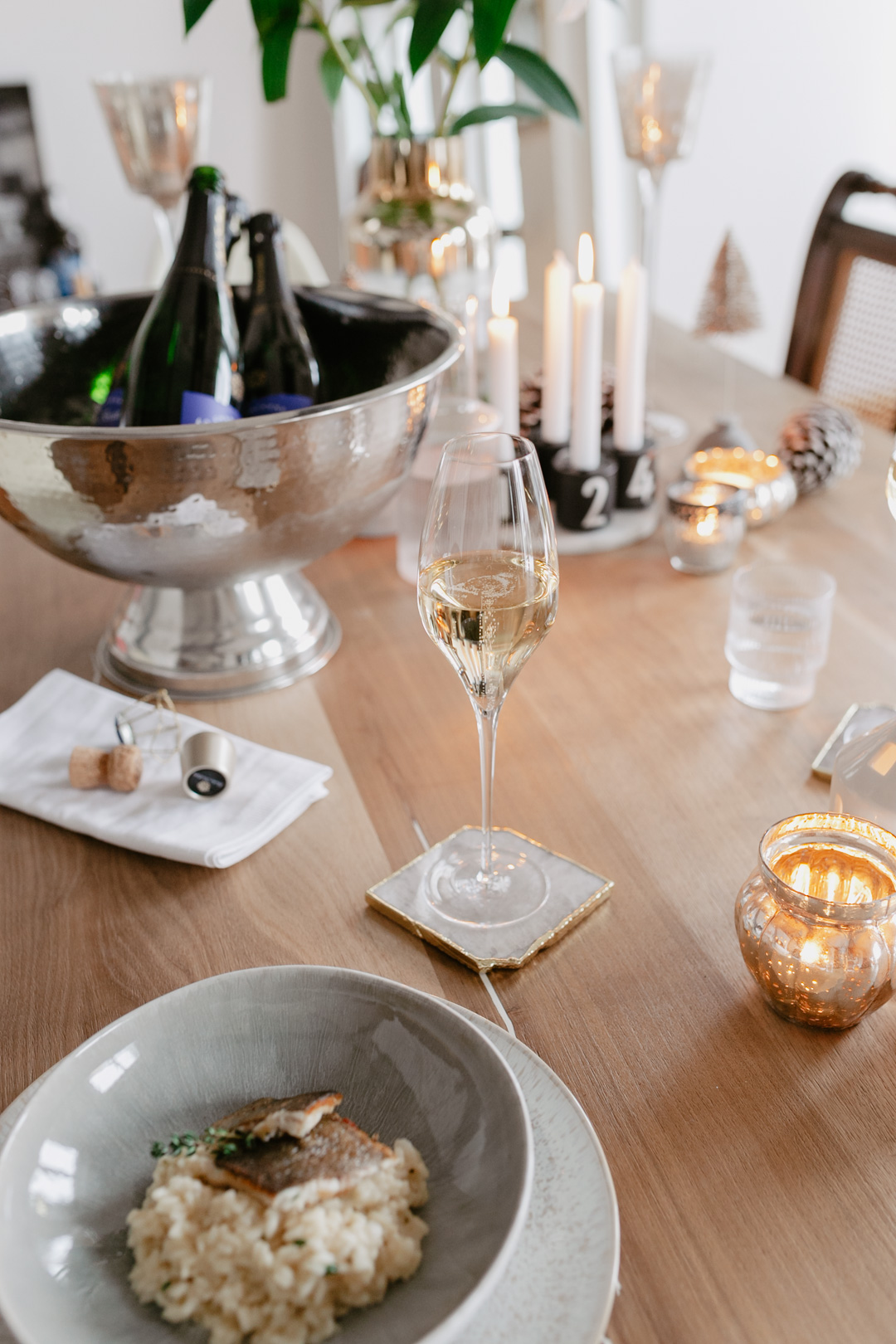 Seid ihr noch auf der Suche nach einer Essensidee für Weihnachten? Wir wäre es z.B. mit einem Thymian Risotto mit gebratener Forelle? Begleitet wird das Menü von einem Champagner, denn die Franzosen machen es uns vor & trinken den Schaumwein nicht nur als Aperitiv, sondern als prickelnde Essensbegleitung. Das Rezept findet ihr auf www.piecesofmariposa.com.