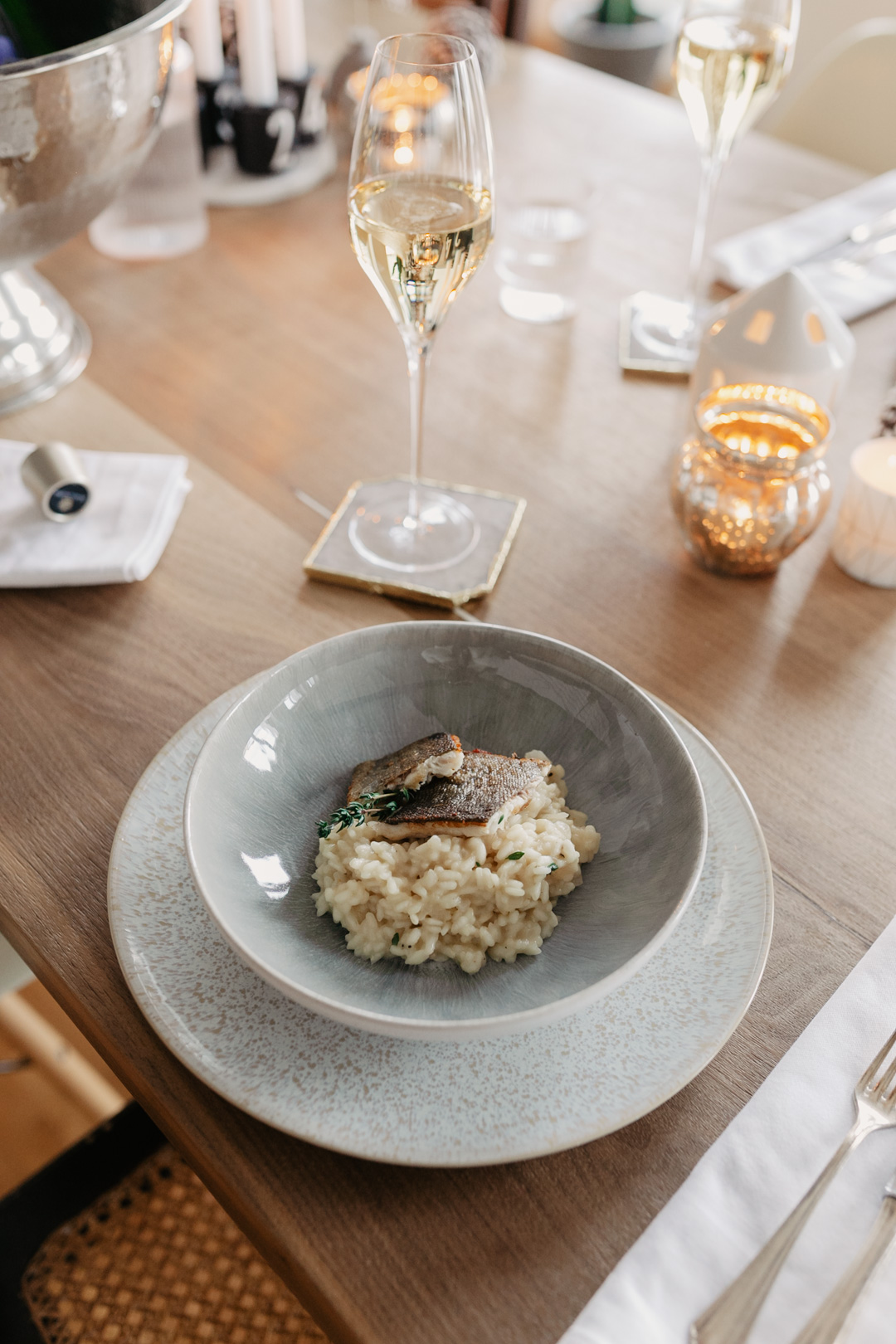 Seid ihr noch auf der Suche nach einer Essensidee für Weihnachten? Wir wäre es z.B. mit einem Thymian Risotto mit gebratener Forelle? Begleitet wird das Menü von einem Glas Nicolas Feuillatte Champagner, denn die Franzosen machen es uns vor & trinken den Schaumwein nicht nur als Aperitiv, sondern als prickelnde Essensbegleitung. Mehr dazu und das Rezept für das Risotto mit Forelle findet ihr auf www.piecesofmariposa.com.