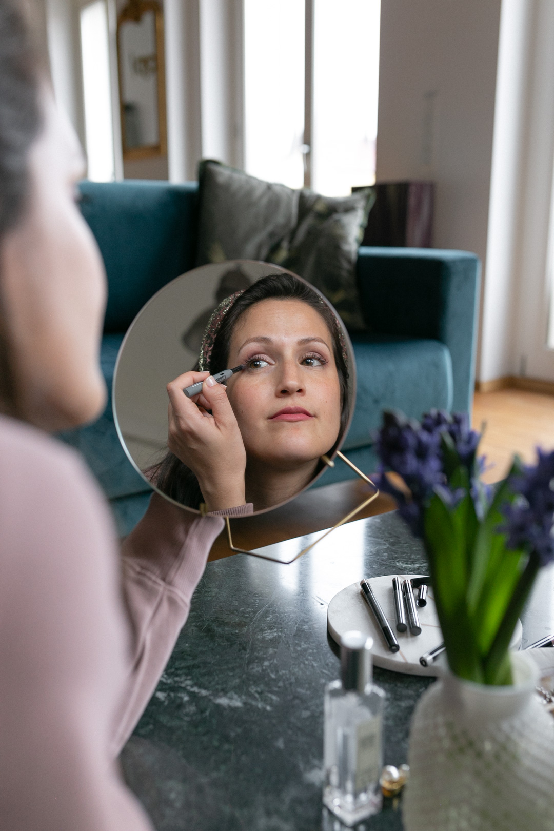 Wenn ich mich schminke muss es schnell gehen. Und am besten auch noch ohne hundert verschiedene Tiegel und Pinsel. Und da ich außerdem schon in total Frühlingsstimmung bin, möchte ich euch ein frühlingshaftes Make Up mit den Produkten von GOKOS vorstellen. Ein Beautybrand, das Make Up in Stiftform entwickelt hat. Super praktisch und mit richtig toller Produktrange! Den kompletten Look samt Video gibt es jetzt auf www.piecesofmariposa.com.