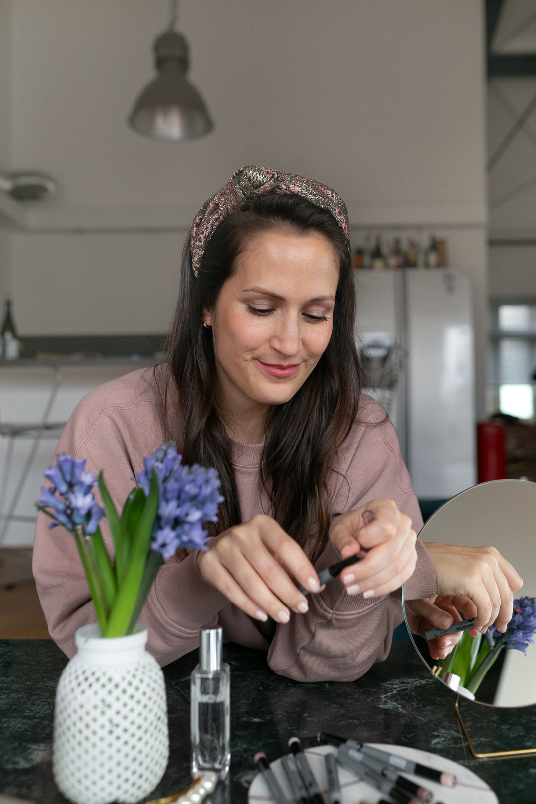 Wenn ich mich schminke, muss es schnell gehen. Und am Besten ohne hundert verschiedene Tiegel und Pinsel benutzen zu müssen. Und da ich außerdem schon total in Frühlingsstimmung bin, möchte ich euch ein kleines Tutorial für ein frühlingshaftes Make Up mit den Produkten von GOKOS zeigen. Ein ganz neues Beautybrand, das Make Up in Stiftform entwickelt hat. Super praktisch und mit richtig toller Produktrange! Den kompletten Look samt Video gibt es jetzt auf www.piecesofmariposa.com.