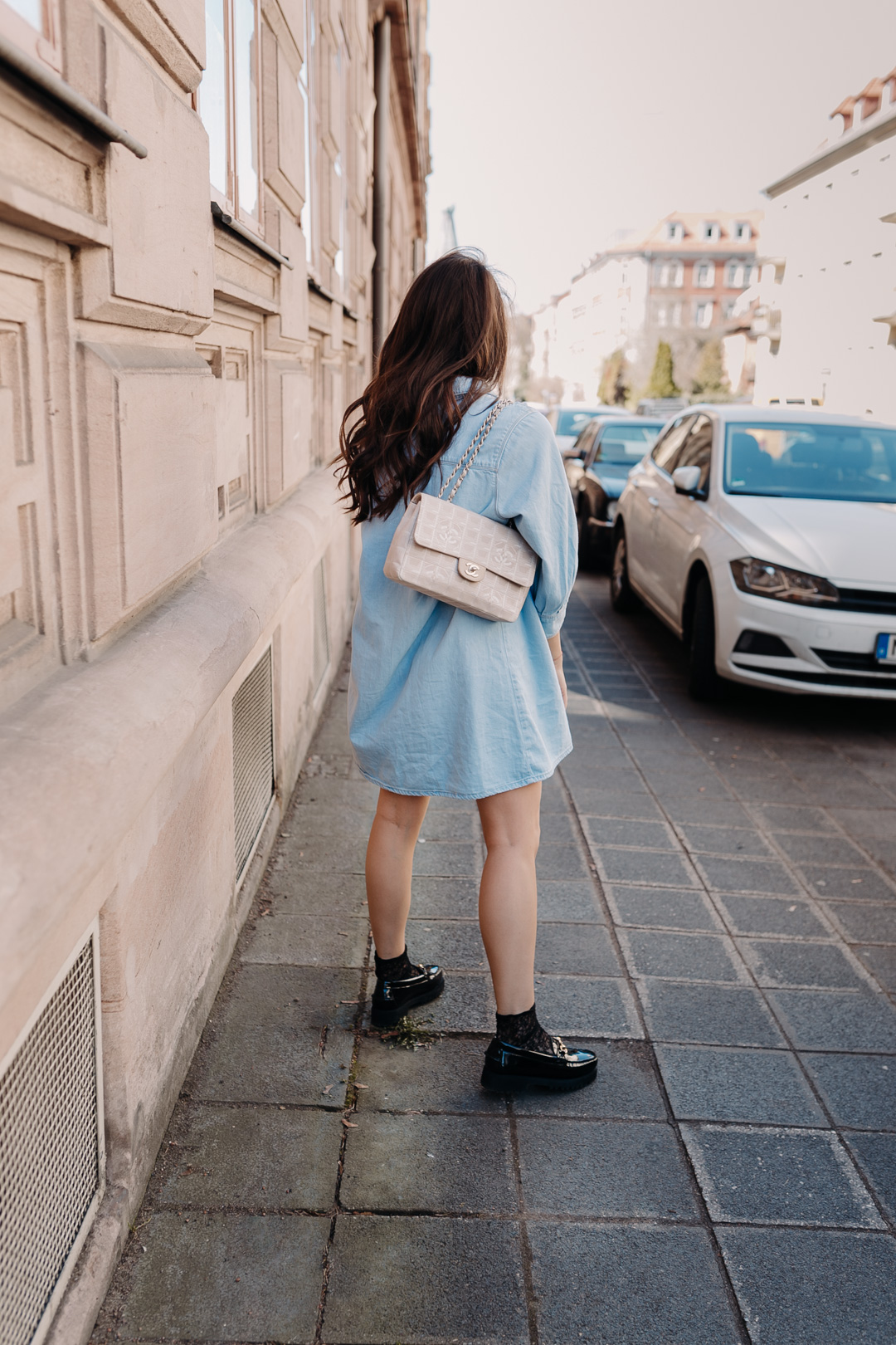 Ein Frühling ohne Jeanskleid? Für mich unvorstellbar! Und so zeige ich euch heute eine Outfitinspiration für den Frühling mit meinem absoluten Spring Klassiker. Diesmal in Kombination mit Loafers und einer hellen Steppjacke. Ready für den Frühling in 3,2,1. Mehr Bilder und alle Infos zum Look gibt es auf www.piecesofmariposa.com.