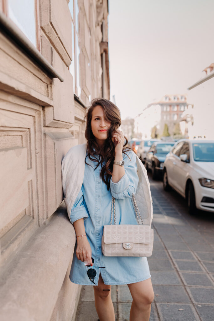 Ein Frühling ohne ein hellblaues Kleid? Für mich unvorstellbar! Und so zeige ich euch heute eine Outfitinspiration für den Frühling mit meinem absoluten Spring Klassiker. Diesmal in Kombination mit Loafers und einer hellen Steppjacke. Ready für den Frühling in 3,2,1. Mehr Bilder und alle Infos zum Look gibt es auf www.piecesofmariposa.com.