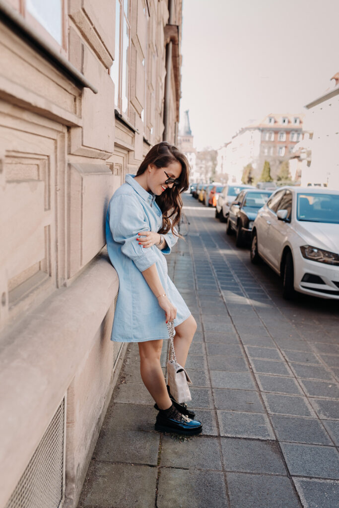 Ein Frühling ohne Jeanskleid? Für mich unvorstellbar! Und so zeige ich euch heute eine Outfitinspiration für den Frühling mit meinem absoluten Spring Klassiker. Diesmal in Kombination mit Loafers und einer hellen Steppjacke. Ready für den Frühling in 3,2,1. Mehr Bilder und alle Infos zum Look gibt es auf www.piecesofmariposa.com.