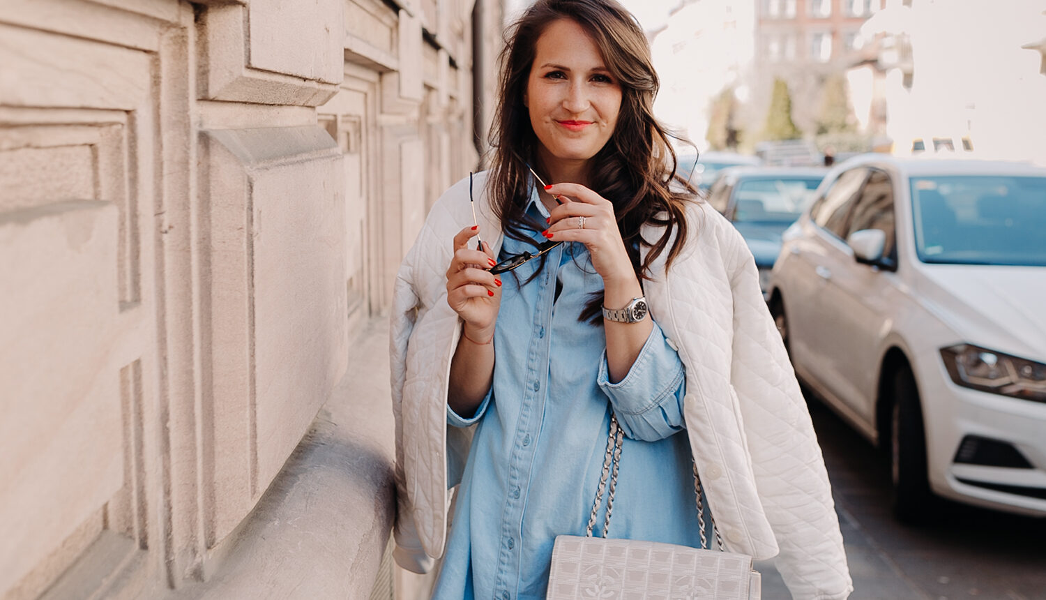 Ein Frühling ohne Jeanskleid? Für mich unvorstellbar! Und so zeige ich euch heute eine Outfitinspiration für den Frühling mit meinem absoluten Spring Klassiker. Diesmal in Kombination mit Loafers und einer hellen Steppjacke. Ready für den Frühling in 3,2,1. Mehr Bilder und alle Infos zum Look gibt es auf www.piecesofmariposa.com.