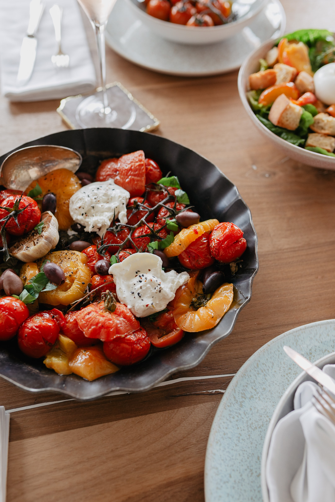 Ein Aperitif wie in Italien. Warum sich diese schöne Tradition nicht einfach nach Hause holen? Zusätzlich habe ich auch noch ein paar leckere und sommerliche Rezeptideen, wie etwa einen Brombeer-Thymian-Drink oder einen lauwarmen Tomaten-Burrata-Salat.