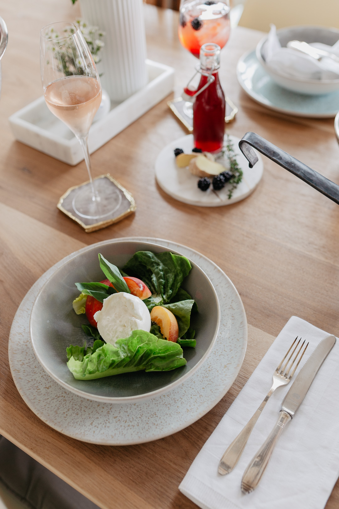 Ein Aperitif wie in Italien. Warum sich diese schöne Tradition nicht einfach nach Hause holen? Zusätzlich habe ich auch noch ein paar leckere und sommerliche Rezeptideen, wie etwa einen Brombeer-Thymian-Drink oder einen lauwarmen Tomaten-Burrata-Salat.