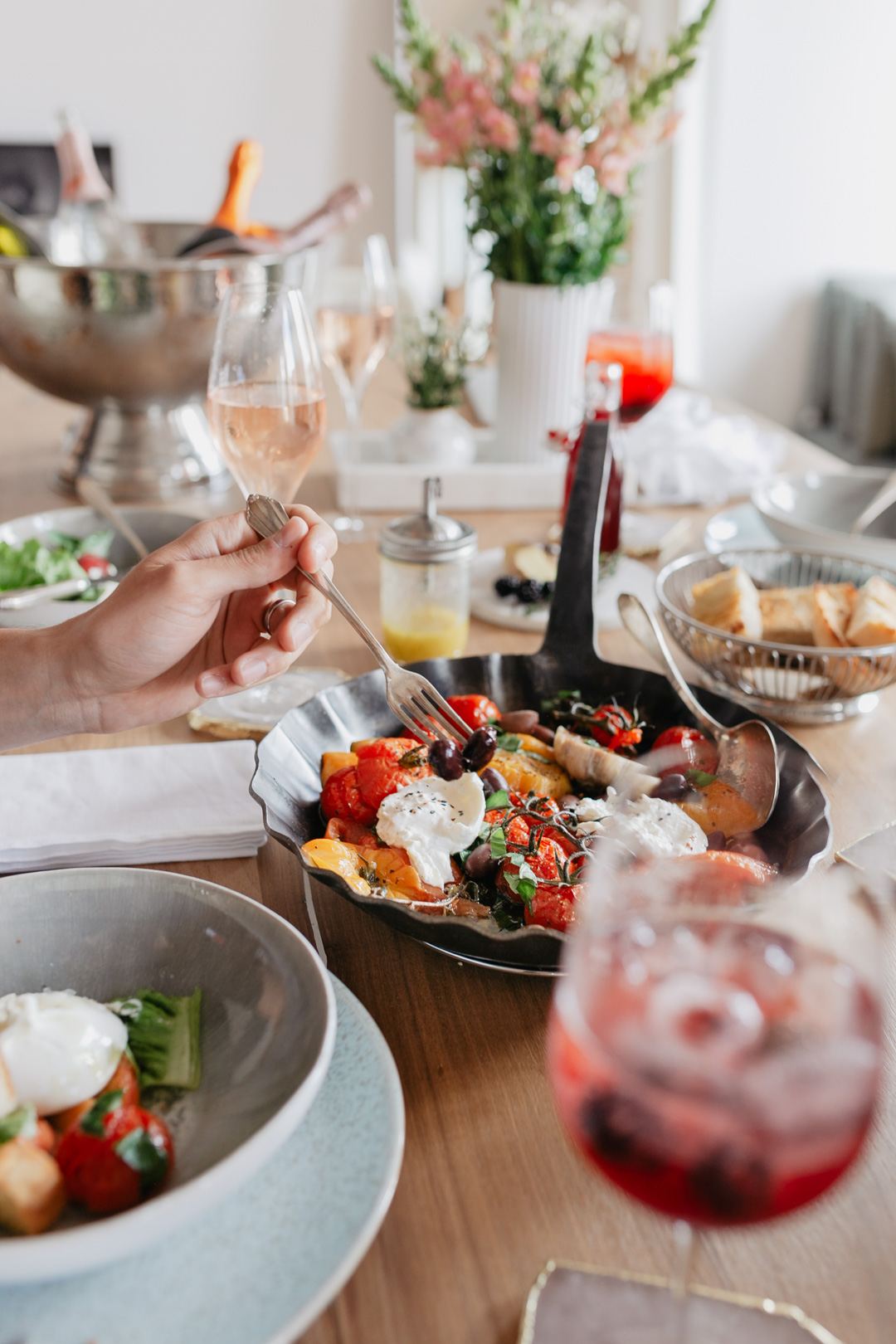 Ein Aperitif wie in Italien. Warum sich diese schöne Tradition nicht einfach nach Hause holen? Zusätzlich habe ich auch noch ein paar leckere und sommerliche Rezeptideen, wie etwa einen Brombeer-Thymian-Drink oder einen lauwarmen Tomaten-Burrata-Salat.