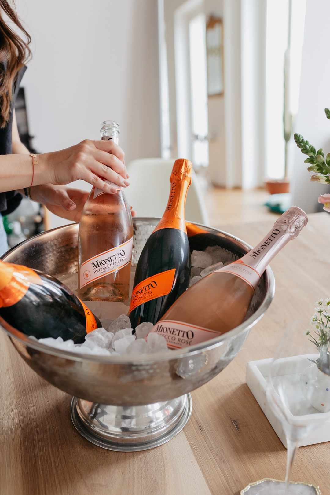 Ein Aperitif wie in Italien. Warum sich diese schöne Tradition nicht einfach nach Hause holen? Zusätzlich habe ich auch noch ein paar leckere und sommerliche Rezeptideen, wie etwa einen Brombeer-Thymian-Drink oder einen lauwarmen Tomaten-Burrata-Salat.