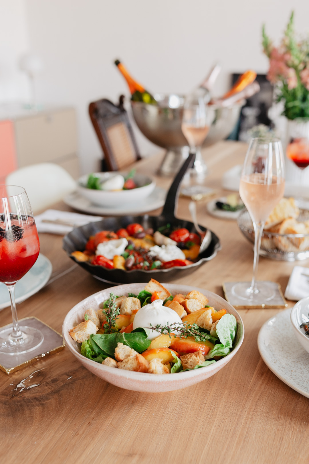 Die Aperitivo Zeit in Italien ist eindeutig die schönste Zeit des Tages! Warum also die italienische Tradition nicht auch nach Hause holen? Ich zeige euch auf meinem Blog ein paar leckere und sommerliche Rezeptideen für den perfekten Aperitivo zuhause.