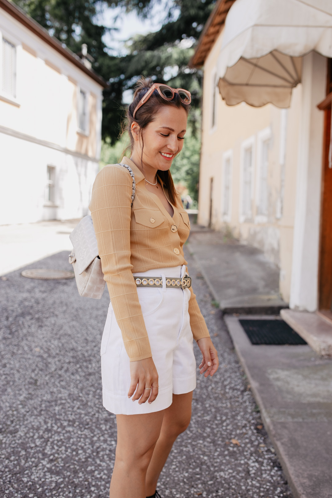 Endlich ist der Sommer da! Passend dazu habe ich für unseren Kurztrip nach Meran lauter sommerliche Teile aus dem Schrank geholt. Meine liebsten Sandalen, weiße Jeans Shorts und eine sommerliche Strickjacke und fertig ist mein Sommerlook für die Stadt. Mehr Outfitinspo findet ihr auf meinem Blog Pieces of Mariposa.