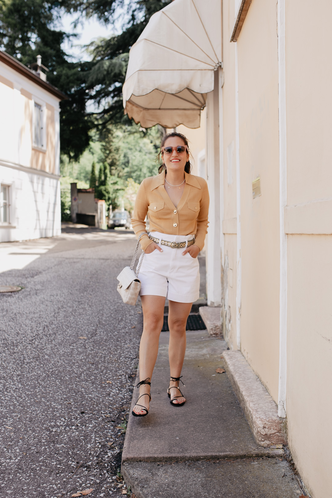 Endlich ist der Sommer da! Passend dazu habe ich für unseren Kurztrip nach Meran lauter sommerliche Teile aus dem Schrank geholt. Meine liebsten Sandalen, weiße Jeans Shorts und eine sommerliche Strickjacke und fertig ist mein Sommerlook für die Stadt. Mehr Outfitinspo findet ihr auf meinem Blog Pieces of Mariposa.