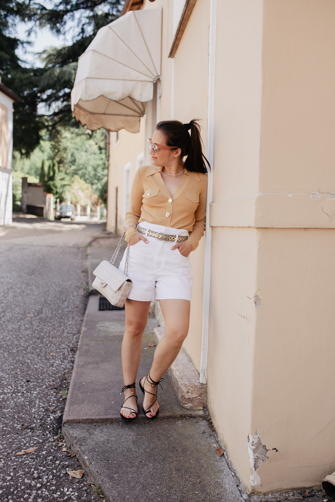 Endlich ist der Sommer da! Passend dazu habe ich für unseren Kurztrip nach Meran lauter sommerliche Teile aus dem Schrank geholt. Meine liebsten Sandalen, weiße Jeans Shorts und eine sommerliche Strickjacke und fertig ist mein Sommerlook für die Stadt. Mehr Outfitinspo findet ihr auf meinem Blog Pieces of Mariposa.