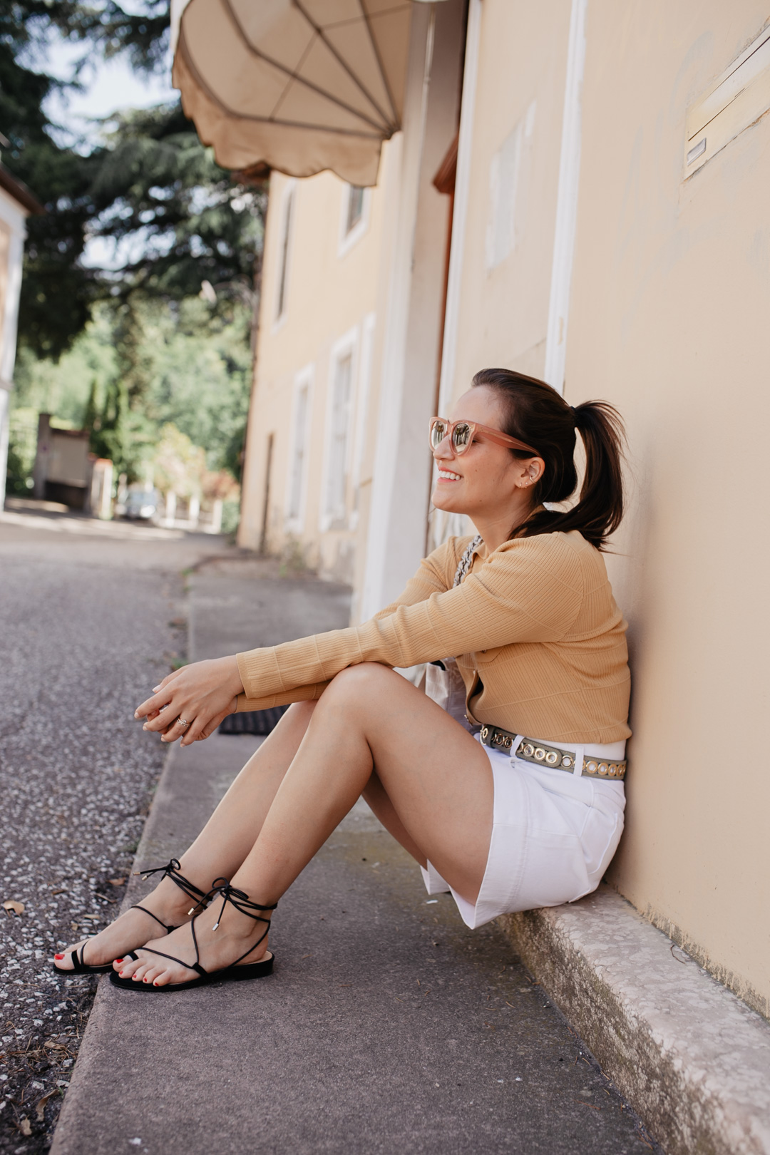 Endlich ist der Sommer da! Passend dazu habe ich für unseren Kurztrip nach Meran lauter sommerliche Teile aus dem Schrank geholt. Meine liebsten Sandalen, weiße Jeans Shorts und eine sommerliche Strickjacke und fertig ist mein Sommerlook für die Stadt. Mehr Outfitinspo findet ihr auf meinem Blog Pieces of Mariposa.