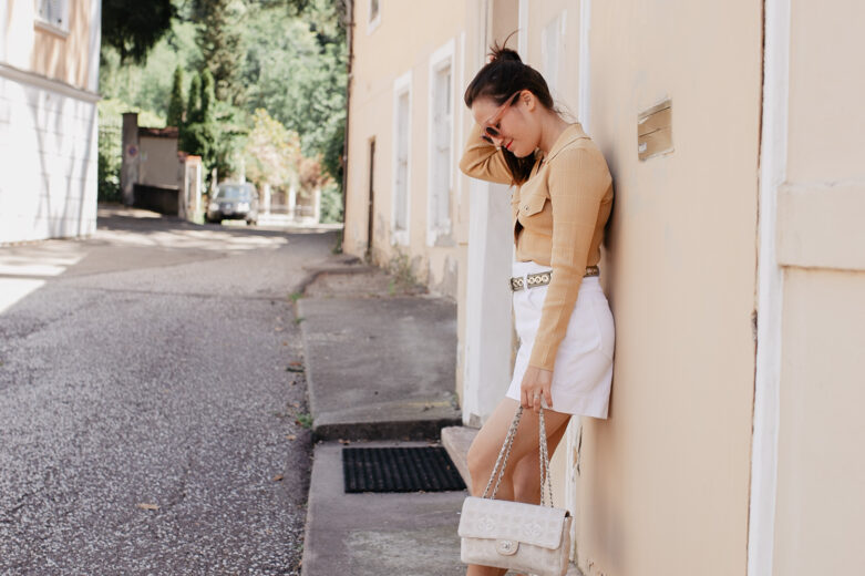 Endlich ist der Sommer da! Passend dazu habe ich für unseren Kurztrip nach Meran lauter sommerliche Teile aus dem Schrank geholt. Meine liebsten Sommerschuhe, weiße Jeans Shorts, eine sommerliche Strickjacke und meine Vintage Chanel Travel Line Bag. Fertig ist mein Sommerlook für die Stadt. Mehr Outfitinspo findet ihr auf meinem Blog Pieces of Mariposa.