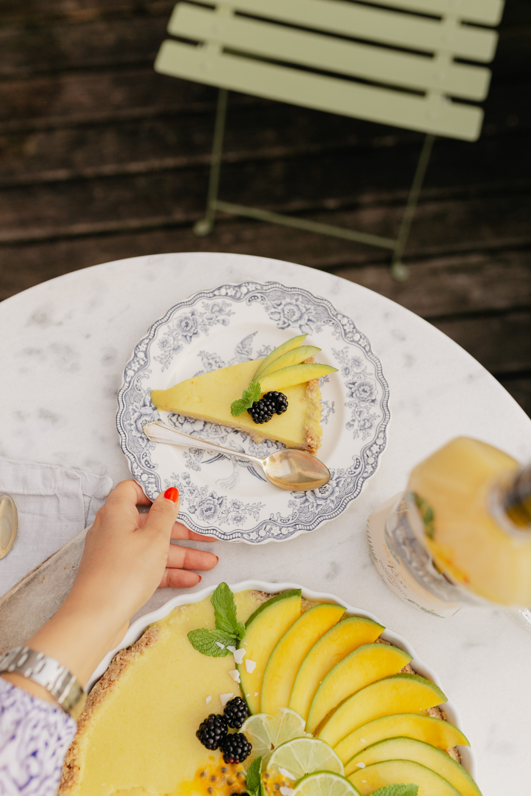 Was gibt es Erfrischenderes im Sommer, als ein Kuchen frisch aus dem Kühlschrank? In diesem Fall handelt es sich um einen Mango Kokos Raw Cake, der tropische Träume wahr werden lässt. Super einfach zu machen und tropisch lecker! Das Rezept gibt´s auf www.piecesofmariposa.com