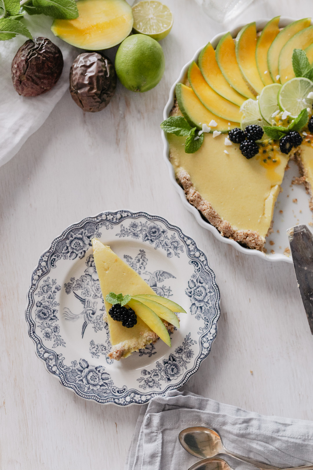 Was gibt es Erfrischenderes im Sommer, als ein Kuchen frisch aus dem Kühlschrank? In diesem Fall handelt es sich um einen No Bake Kuchen, der tropische Träume wahr werden lässt. Super einfach zu machen und tropisch lecker! Das Rezept gibt´s auf www.piecesofmariposa.com