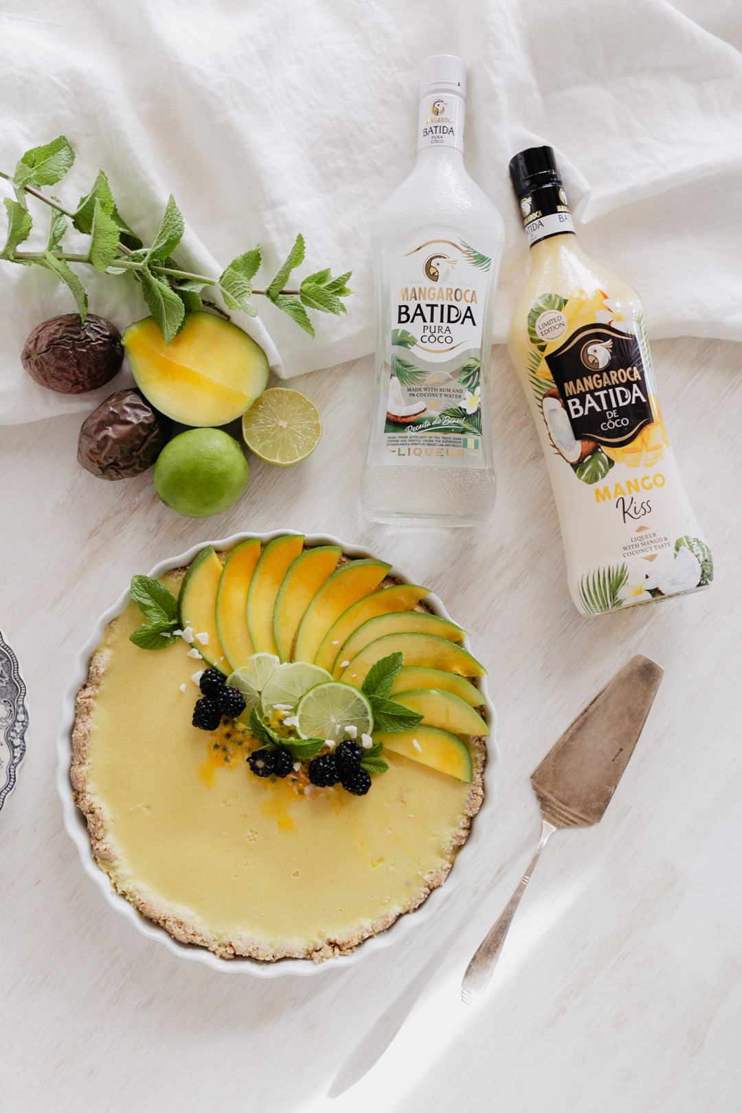 Was gibt es Erfrischenderes im Sommer, als ein Kuchen frisch aus dem Kühlschrank? In diesem Fall handelt es sich um einen No Bake Kuchen, der tropische Träume wahr werden lässt. Super einfach zu machen und tropisch lecker! Das Rezept gibt´s auf www.piecesofmariposa.com