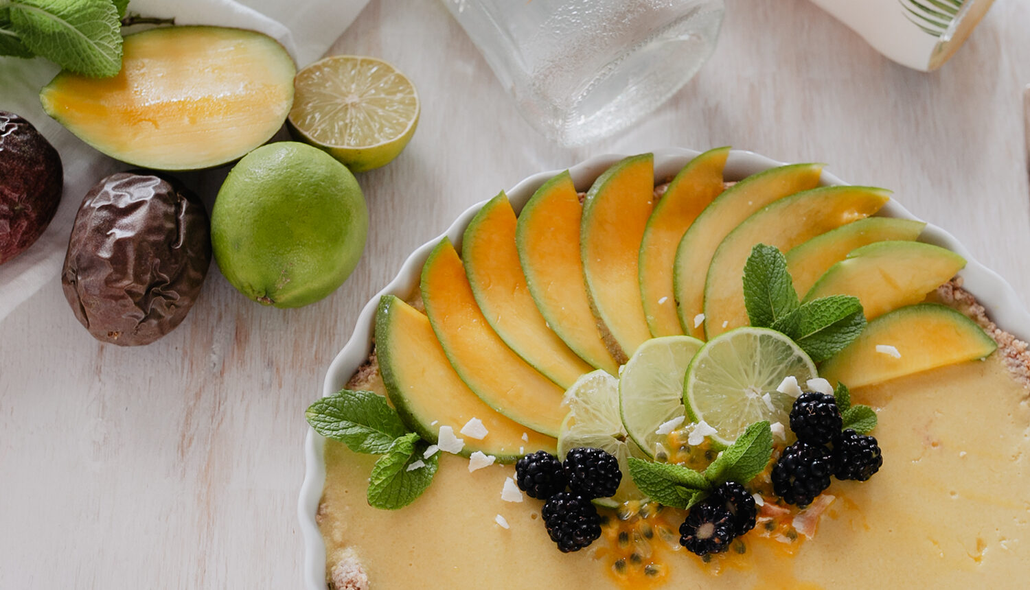 Was gibt es Erfrischenderes im Sommer, als ein Kuchen frisch aus dem Kühlschrank? In diesem Fall handelt es sich um einen Mango Kokos Raw Cake, der tropische Träume wahr werden lässt. Super einfach zu machen und tropisch lecker! Das Rezept gibt´s auf www.piecesofmariposa.com