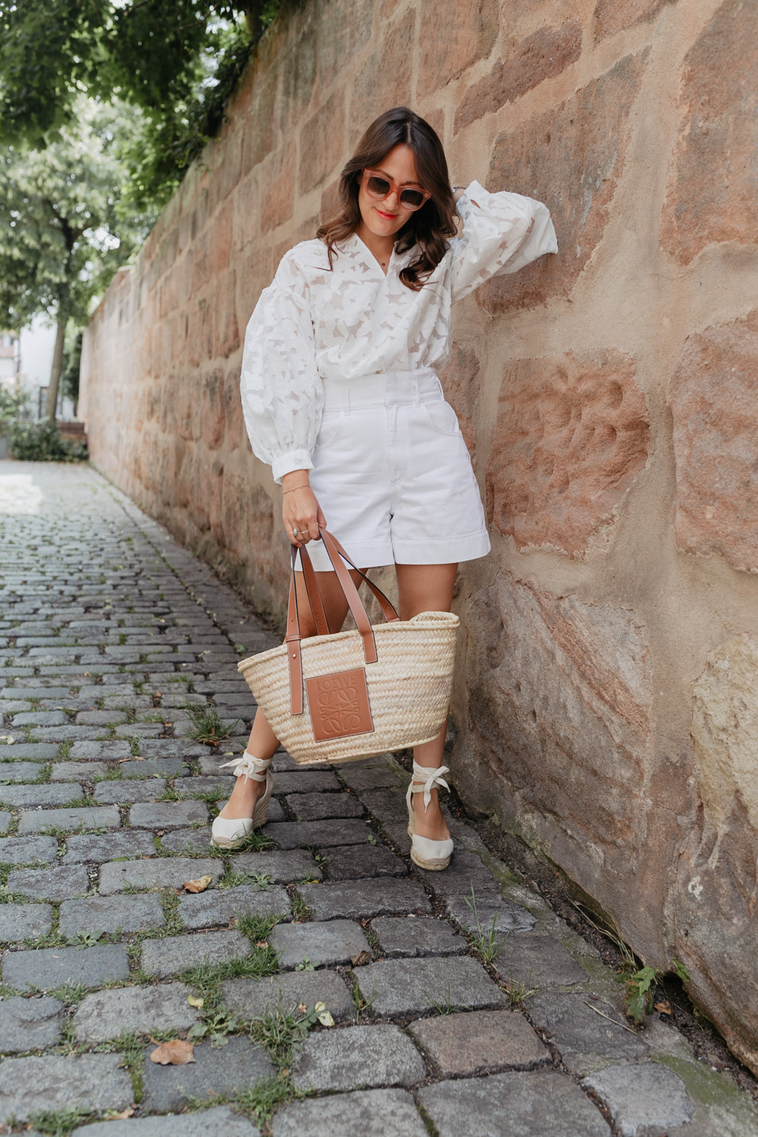 Das wohl unkomplizierteste Sommer Outfit? Ein All White Look! Mit verschiedenen Materialien und dezenten weißen Mustern entsteht schnell ein unkomplizierter und dennoch chicer Look. Mehr Sommeroutfits findet ihr auf meinem Blog auf www.piecesofmariposa.com.