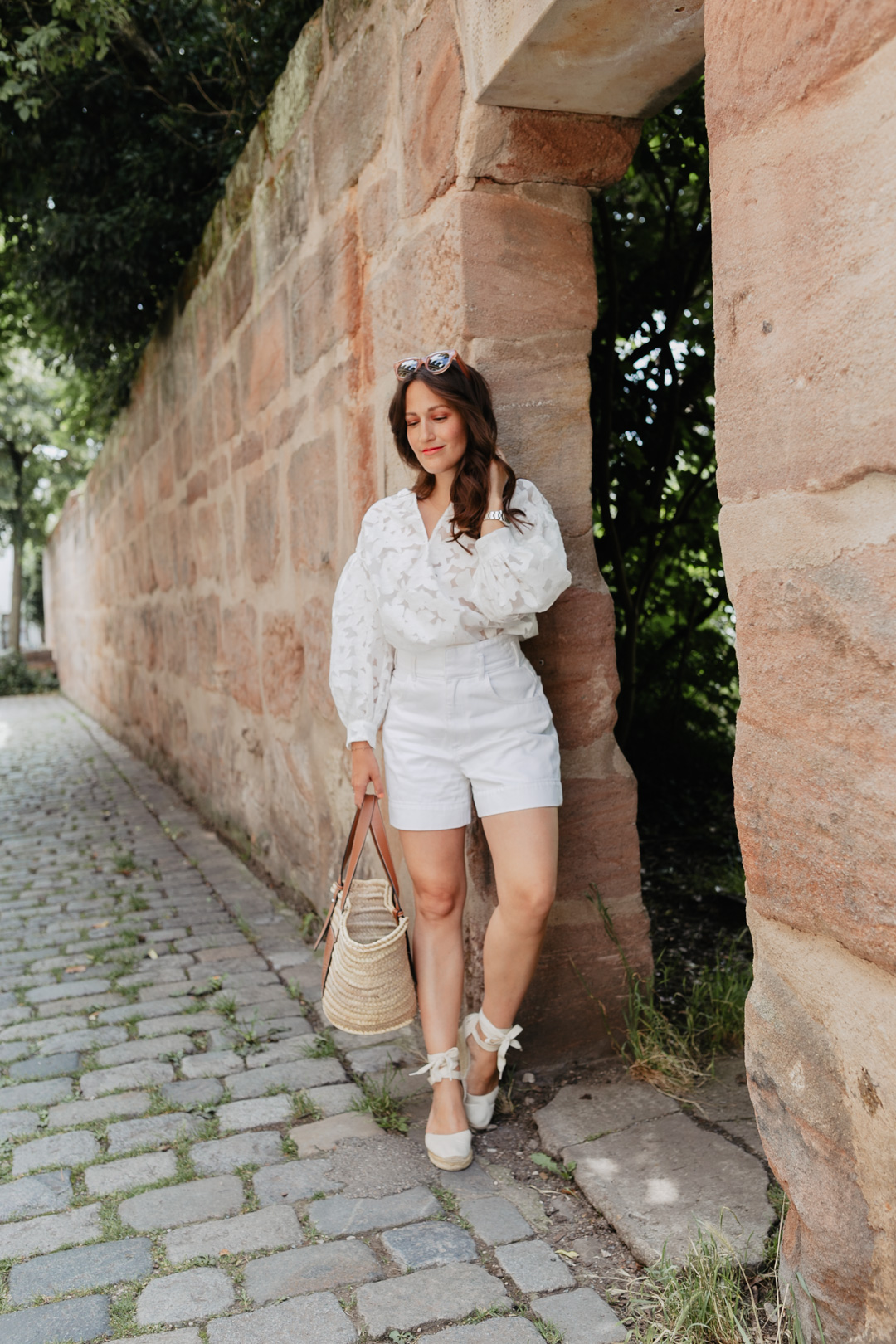 Das wohl unkomplizierteste Sommer Outfit? Ein All White Look! Mit verschiedenen Materialien und dezenten weißen Mustern entsteht schnell ein unkomplizierter und dennoch chicer Look. Mehr Sommeroutfits findet ihr auf meinem Blog auf www.piecesofmariposa.com.