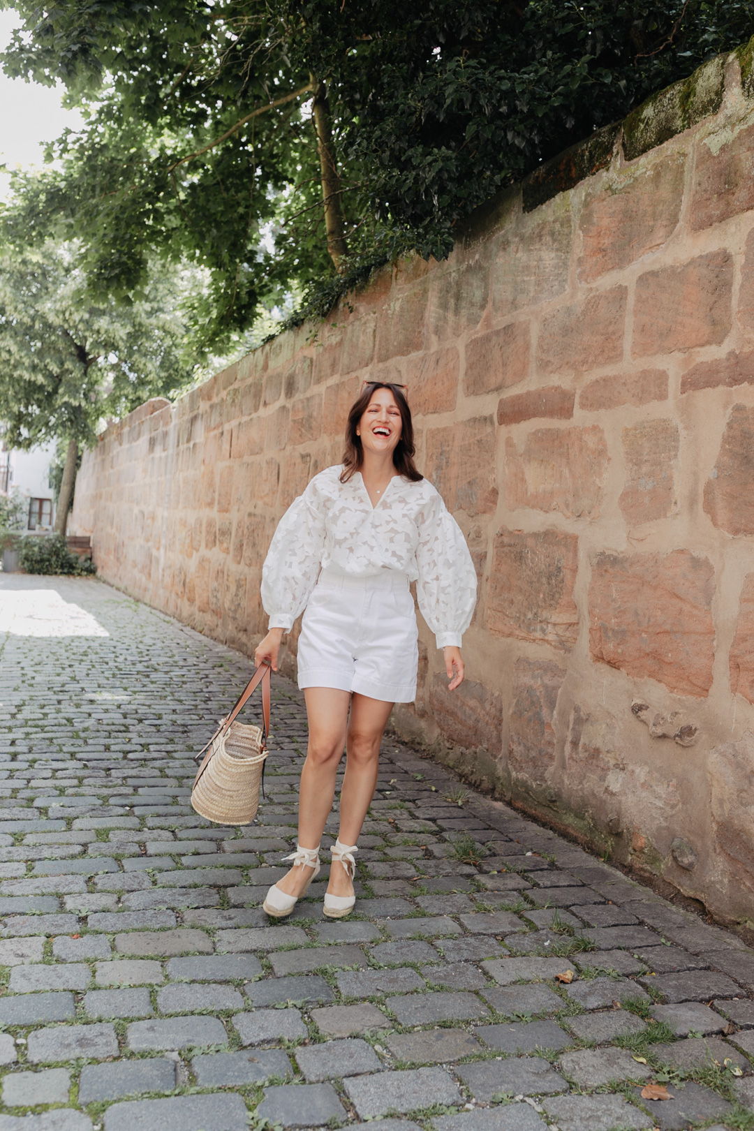 Das wohl unkomplizierteste Sommer Outfit? Ein All White Look! Mit verschiedenen Materialien und dezenten weißen Mustern entsteht schnell ein unkomplizierter und dennoch chicer Look. Mehr Sommeroutfits findet ihr auf meinem Blog auf www.piecesofmariposa.com.