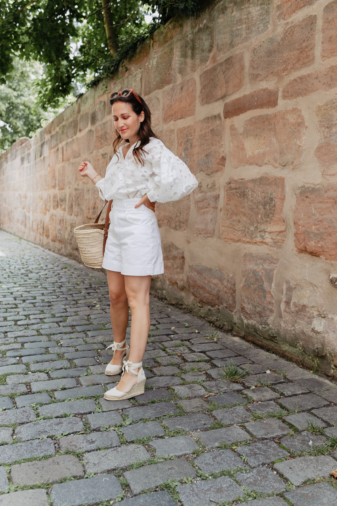 Das wohl unkomplizierteste Sommer Outfit? Ein All White Look mit Shorts! Mit verschiedenen Materialien und dezenten weißen Mustern entsteht schnell ein unkomplizierter und dennoch chicer Look. Mehr Sommeroutfits findet ihr auf meinem Blog auf www.piecesofmariposa.com.