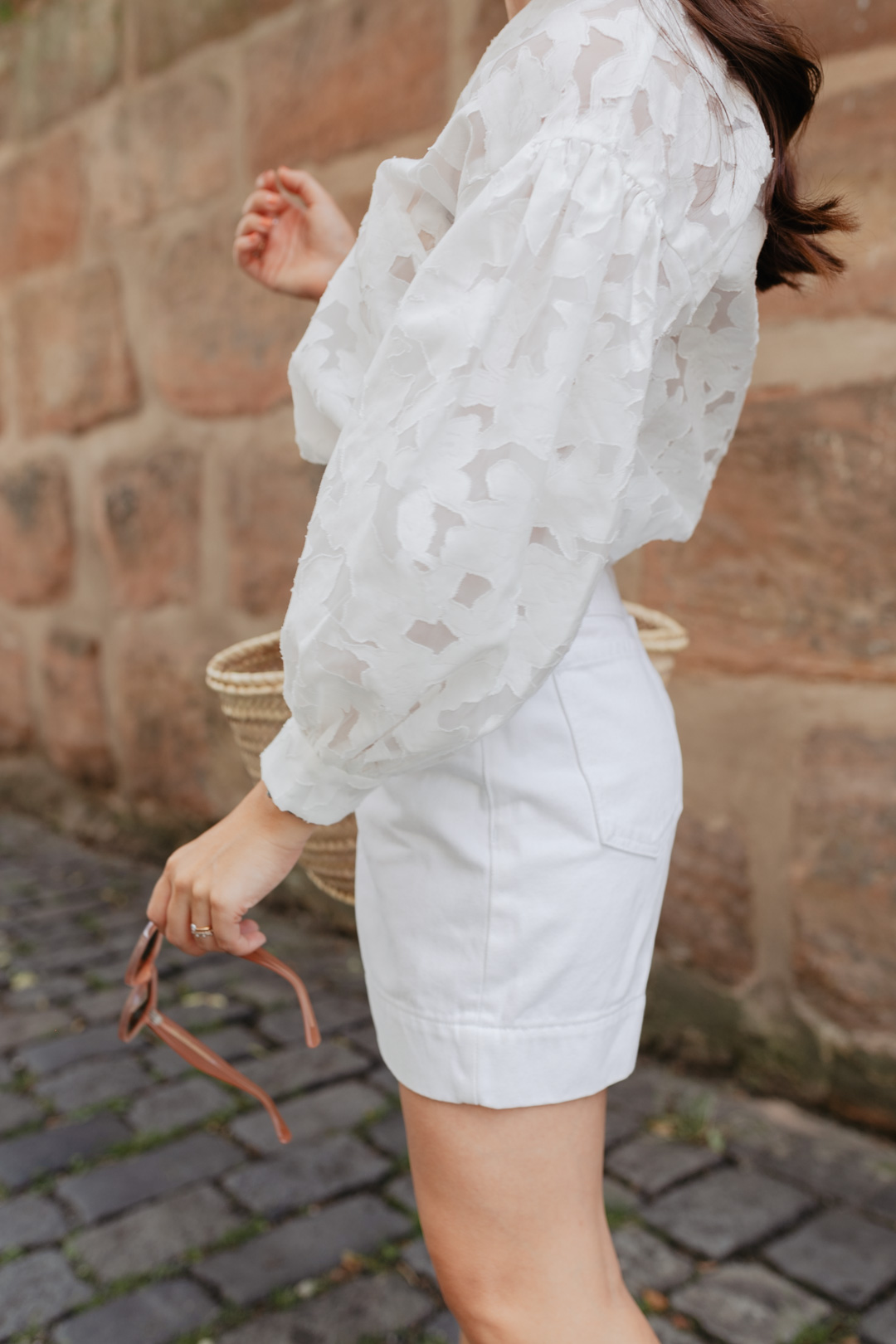 Das wohl unkomplizierteste Sommer Outfit? Ein All White Look mit Shorts! Mit verschiedenen Materialien und dezenten weißen Mustern entsteht schnell ein unkomplizierter und dennoch chicer Look. Mehr Sommeroutfits findet ihr auf meinem Blog auf www.piecesofmariposa.com.