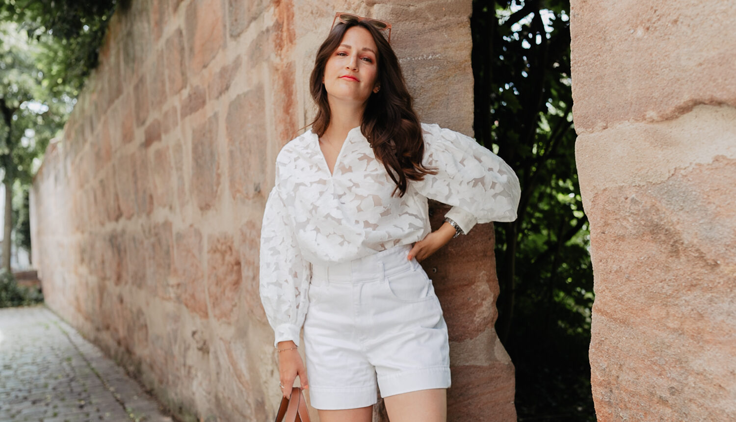 Das wohl unkomplizierteste Sommer Outfit? Ein All White Look! Mit verschiedenen Materialien und dezenten weißen Mustern entsteht schnell ein unkomplizierter und dennoch chicer Look. Mehr Sommeroutfits findet ihr auf meinem Blog auf www.piecesofmariposa.com.