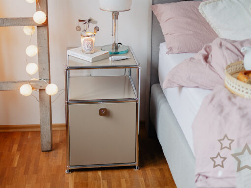 Kleine Veränderungen können einem Raum ein völlig neues Aussehen verleihen. So war es auch bei uns, als ich diesen wunderschönen Nachttisch integriert habe. Mehr Inspiration für ein modern gemütliches Schlafzimmer findet ihr auf www.piecesofmariposa.com.