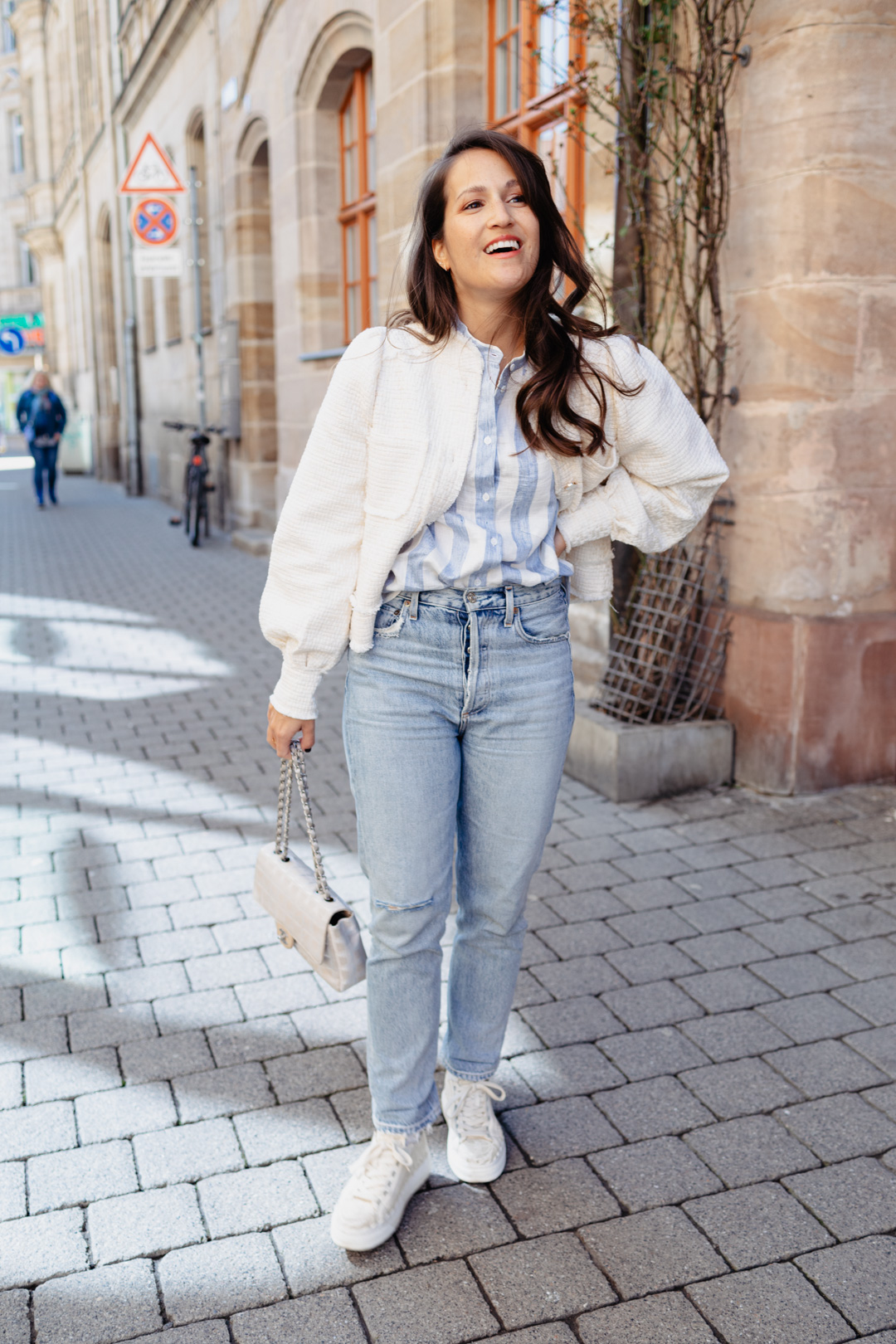 Endlich ist er da, der Frühling! Und ab 16 Grad kann man auch endlich den ersten Frühlingslook tragen, ohne zu frieren. Doch welche Trends erwarten uns diesen Frühling und auf welche französischen Designer ist da immer Verlass? Das verrate ich euch auf www.piecesofmariposa.com.