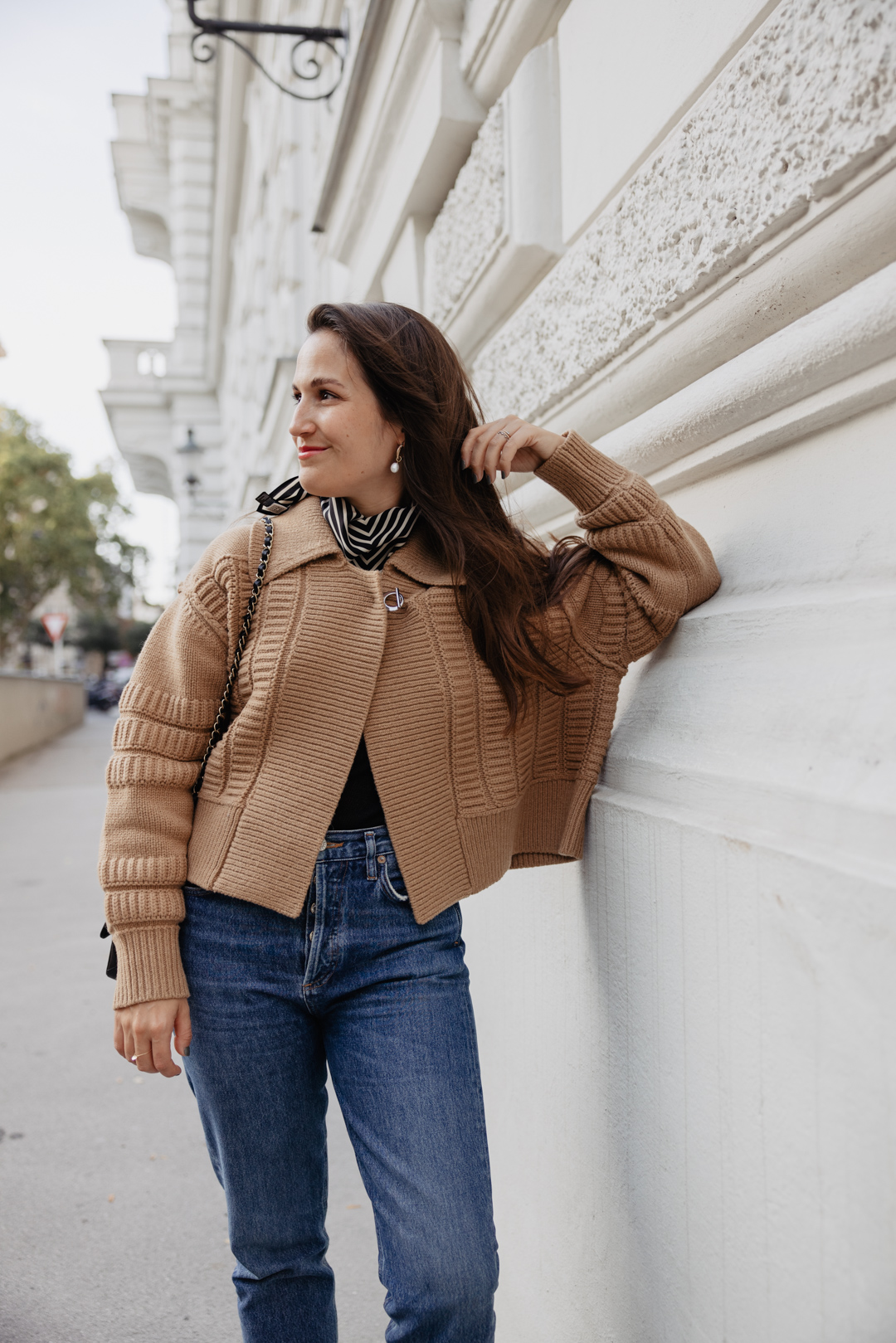 Woran man outfittechnisch im Herbst 2022 nicht vorbeikommt? Strick in warmen Brauntönen, Loafers und gestreifte Seidentücher. Meinen liebsten Look der letzten Zeit zeige ich euch auf www.piecesofmariposa.com.