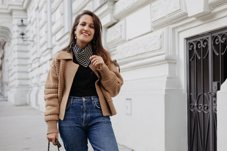 Woran man outfittechnisch im Herbst 2022 nicht vorbeikommt? Strick in warmen Brauntönen, Loafers und gestreifte Seidentücher. Meinen liebsten Look der letzten Zeit zeige ich euch auf www.piecesofmariposa.com.